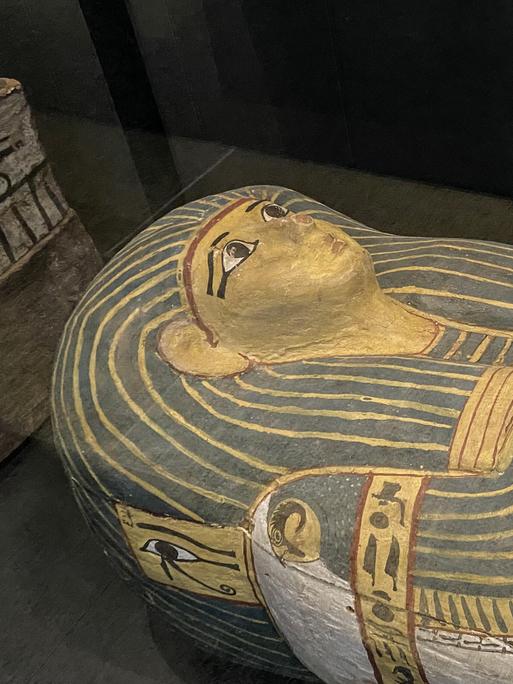 Ein kunstvoll dekorierter ägyptischer Sarkophag ist im Great Egyptian Museum in Gizeh zu sehen.
      
