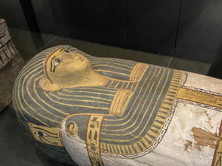 Ein kunstvoll dekorierter ägyptischer Sarkophag ist im Great Egyptian Museum in Gizeh zu sehen.
      