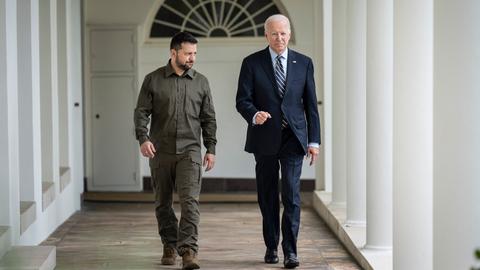 Biden (r.) und Selenskyj auf dem weg zum Oval Office