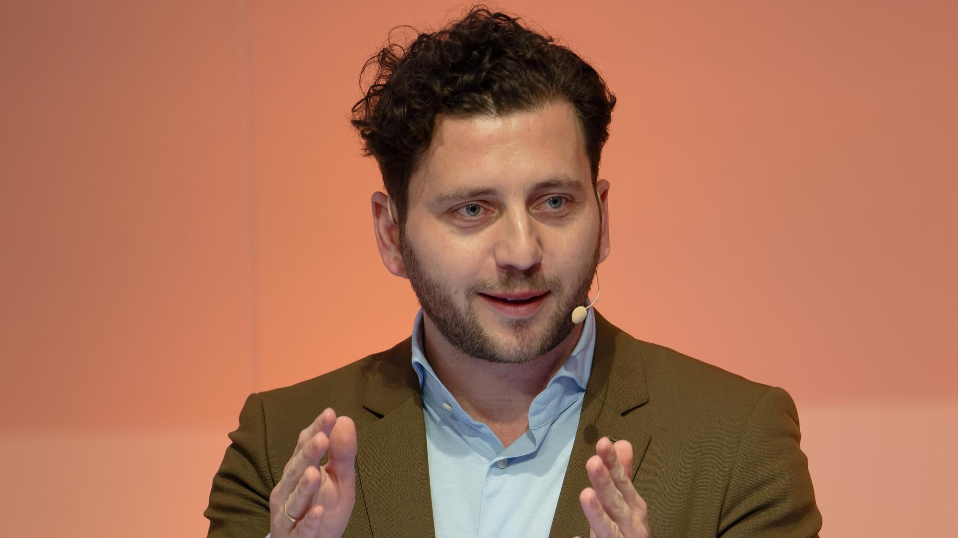 Felix Banaszak, Bundesvorsitzender der Grünen, spricht bei einer Podiumsdiskussion.