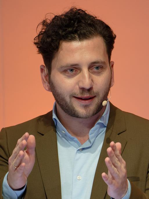 Felix Banaszak, Bundesvorsitzender der Grünen, spricht bei einer Podiumsdiskussion. Felix Banaszak, Bundesvorsitzender der Grünen, spricht bei einer Podiumsdiskussion.
