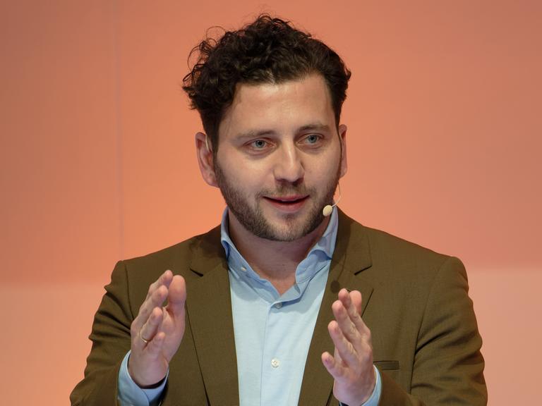 Felix Banaszak, Bundesvorsitzender der Grünen, spricht bei einer Podiumsdiskussion. Felix Banaszak, Bundesvorsitzender der Grünen, spricht bei einer Podiumsdiskussion.