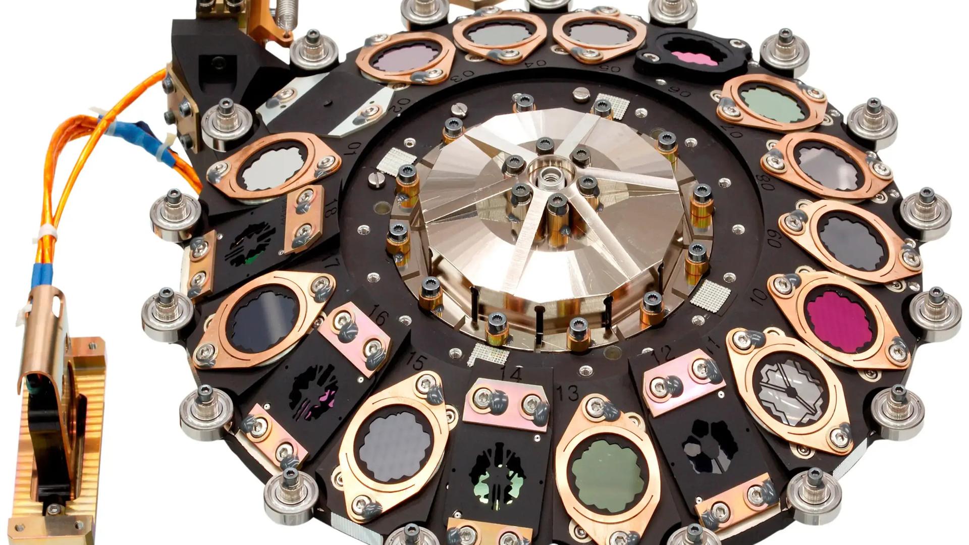 Mit Hilfe dieses gut 30 Zentimeter großen Filterrads enträtselt das James-Webb-Teleskop Galaxien in mehr als zehn Milliarden Lichtjahren Entfernung. Mit Hilfe dieses gut 30 Zentimeter großen Filterrads enträtselt das James-Webb-Teleskop Galaxien in mehr als zehn Milliarden Lichtjahren Entfernung.