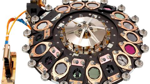 Mit Hilfe dieses gut 30 Zentimeter großen Filterrads enträtselt das James-Webb-Teleskop Galaxien in mehr als zehn Milliarden Lichtjahren Entfernung.