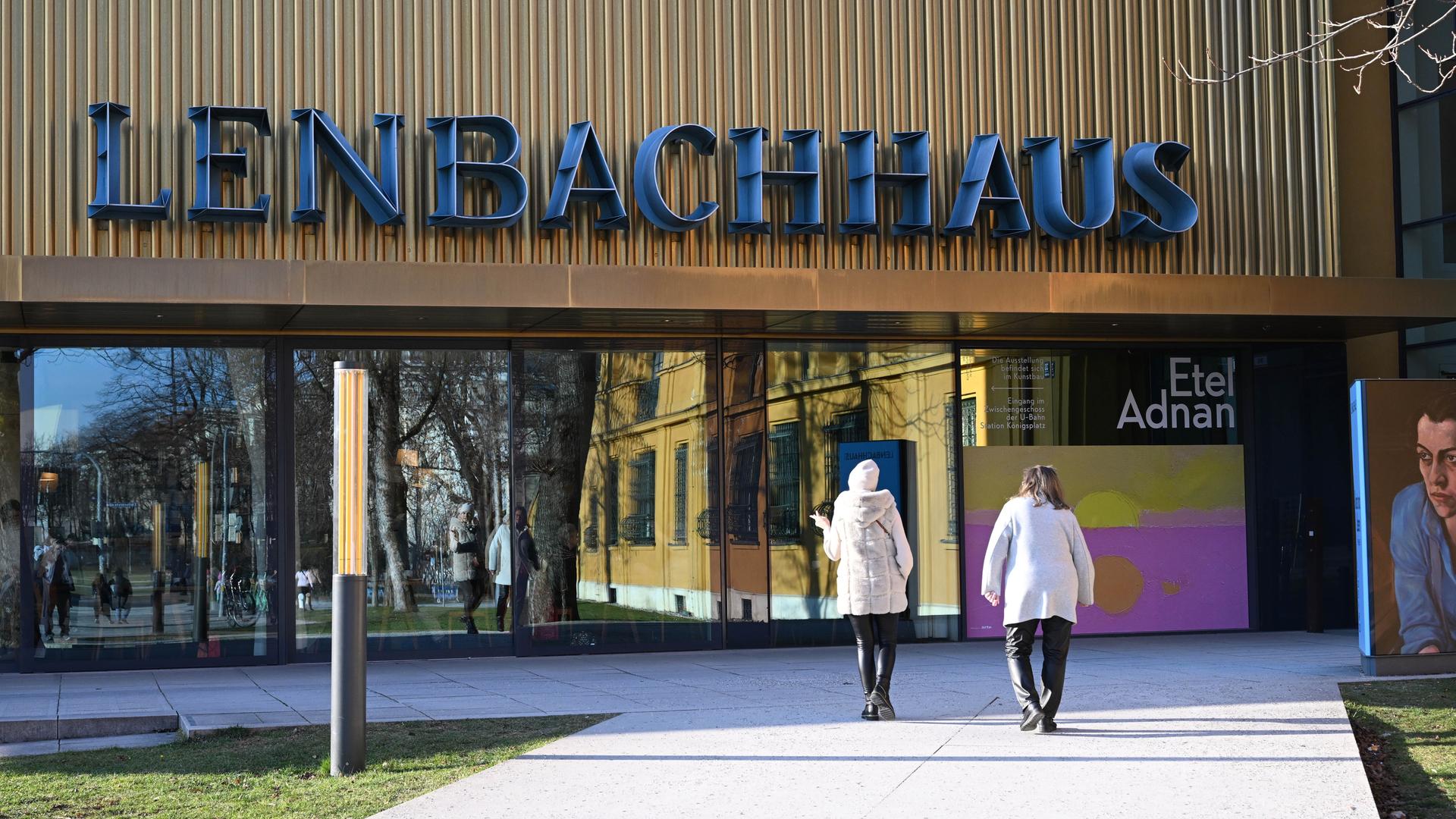 Der Schriftzug Lenbachhaus steht an der Fassade des Lenbachhauses in München in blauen Metallbuchstaben.