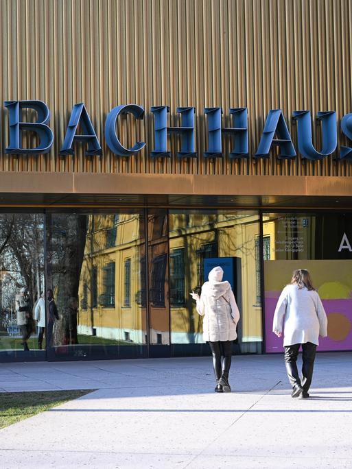 Der Schriftzug Lenbachhaus steht an der Fassade des Lenbachhauses in München in blauen Metallbuchstaben.