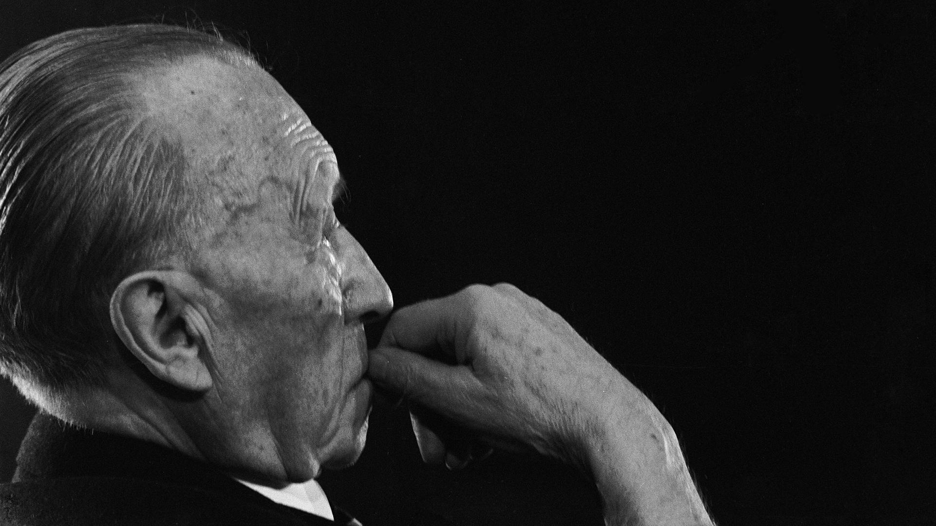 Konrad ADENAUER (1876-1967), deutscher Bundeskanzler von 1949-1963, seitliches Portrait mit nachdenklicher Gestik in schwarz weiß