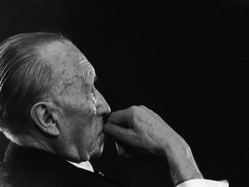 Konrad ADENAUER (1876-1967), deutscher Bundeskanzler von 1949-1963, seitliches Portrait mit nachdenklicher Gestik in schwarz weiß