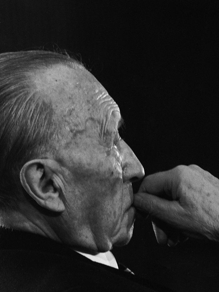 Konrad ADENAUER (1876-1967), deutscher Bundeskanzler von 1949-1963, seitliches Portrait mit nachdenklicher Gestik in schwarz weiß