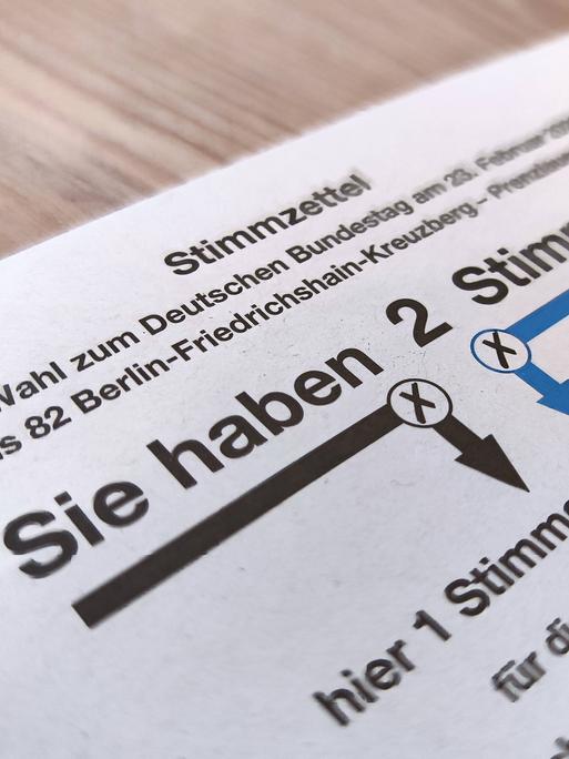 Auf einem Tisch liegt der Wahlzettel zur Bundestagswahl 2025