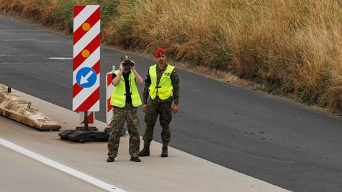 Polnische Grenzpolizisten kontrollieren Fahrzeuge an einem Kontrollpunkt in Jedrzychowice-Ludwigsdorf an der Grenze zu Deutschland. 