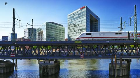 Ein ICE fährt über die Oberhafenbrücke vor dem Hamburger Hbf, im Hintergrund das Spiegel-Verlagshaus.