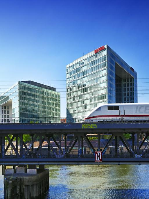 Ein ICE fährt über die Oberhafenbrücke vor dem Hamburger Hbf, im Hintergrund das Spiegel-Verlagshaus. Ein ICE fährt über die Oberhafenbrücke vor dem Hamburger Hbf, im Hintergrund das Spiegel-Verlagshaus.