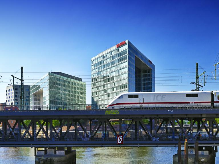 Ein ICE fährt über die Oberhafenbrücke vor dem Hamburger Hbf, im Hintergrund das Spiegel-Verlagshaus. Ein ICE fährt über die Oberhafenbrücke vor dem Hamburger Hbf, im Hintergrund das Spiegel-Verlagshaus.