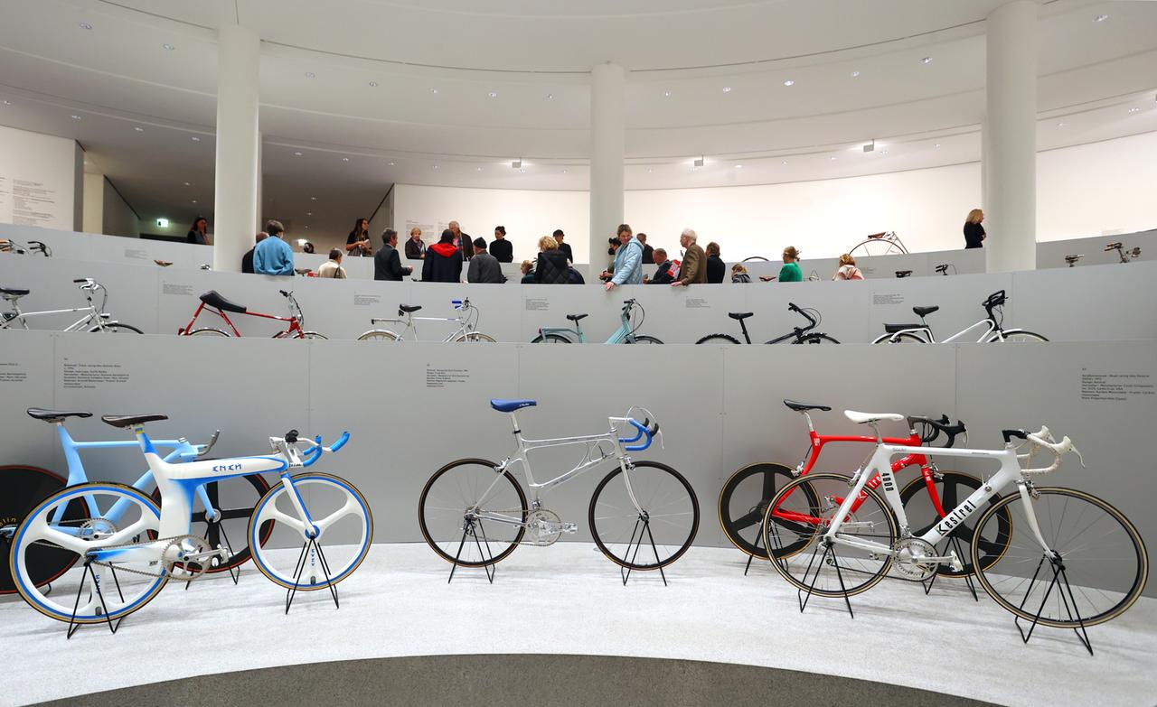Fahrräder in der Ausstellung "Das Fahrrad - Kultobjekt - Designobjekt" in der Pinakothek der Moderne