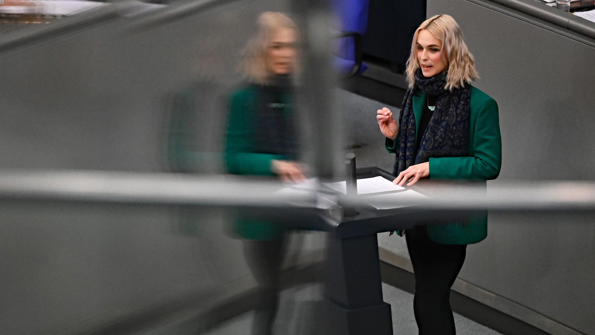 Nyke Slawik, Bündnis 90/Die Grünen, spricht im Plenarsitzung im Deutschen Bundestag, 09.02.2023