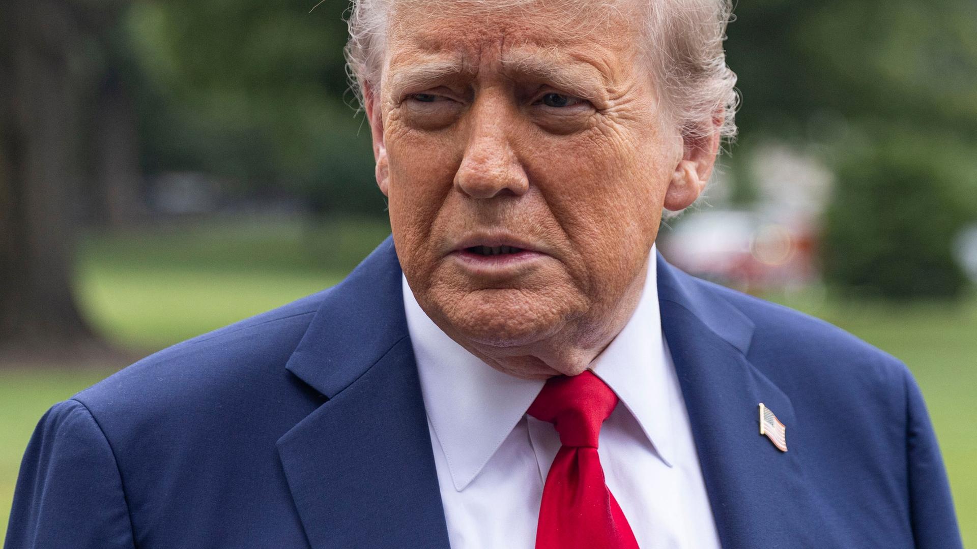 Donald Trump gibt im Garten des Weißen Hauses ein Statement ab.