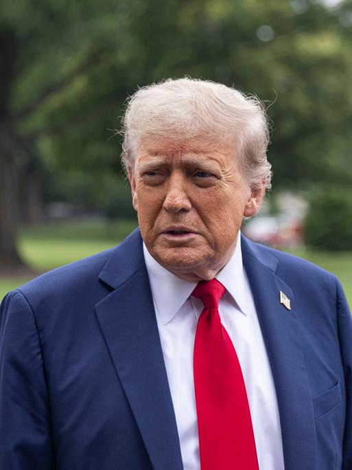 Donald Trump gibt im Garten des Weißen Hauses ein Statement ab.