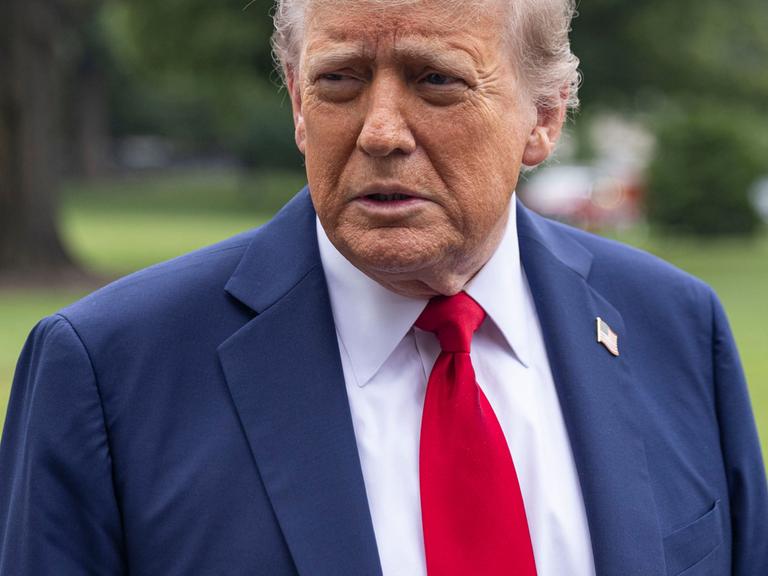Donald Trump gibt im Garten des Weißen Hauses ein Statement ab.