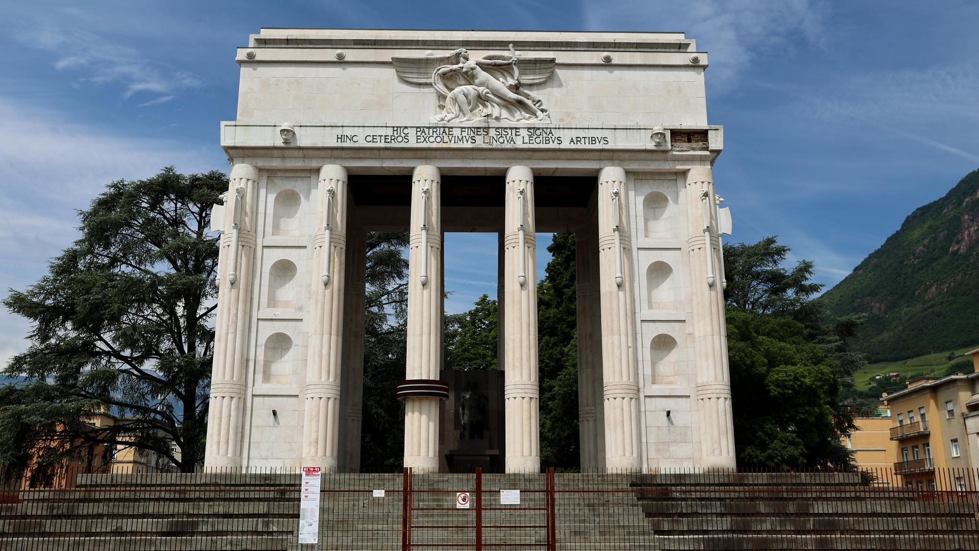 Das Siegesdenkmal am Siegesplatz in der Landeshauptstadt Bozen ist ein weißer Triumphbogen aus Marmor, der mit antiker, faschistischer und christlicher Symbolik ausgestaltet ist.