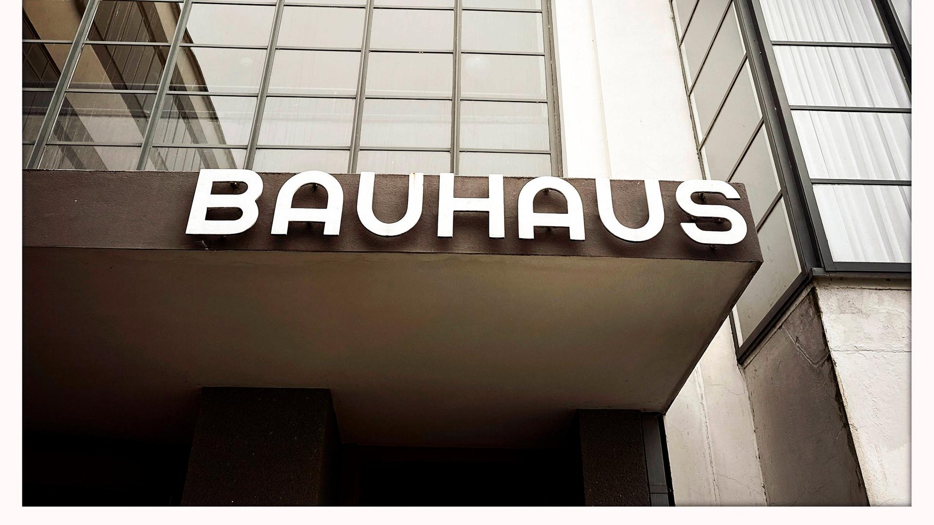 Logo des Bauhaus-Gebäudes Dessau, Sachsen-Anhalt Logo des Bauhaus-Gebäudes Dessau, Sachsen-Anhalt