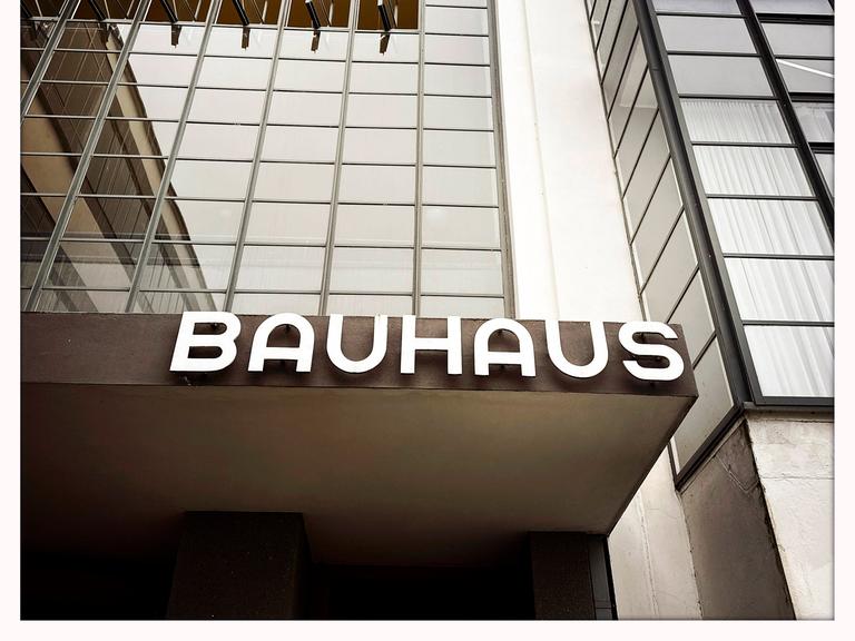 Logo des Bauhaus-Gebäudes Dessau, Sachsen-Anhalt 