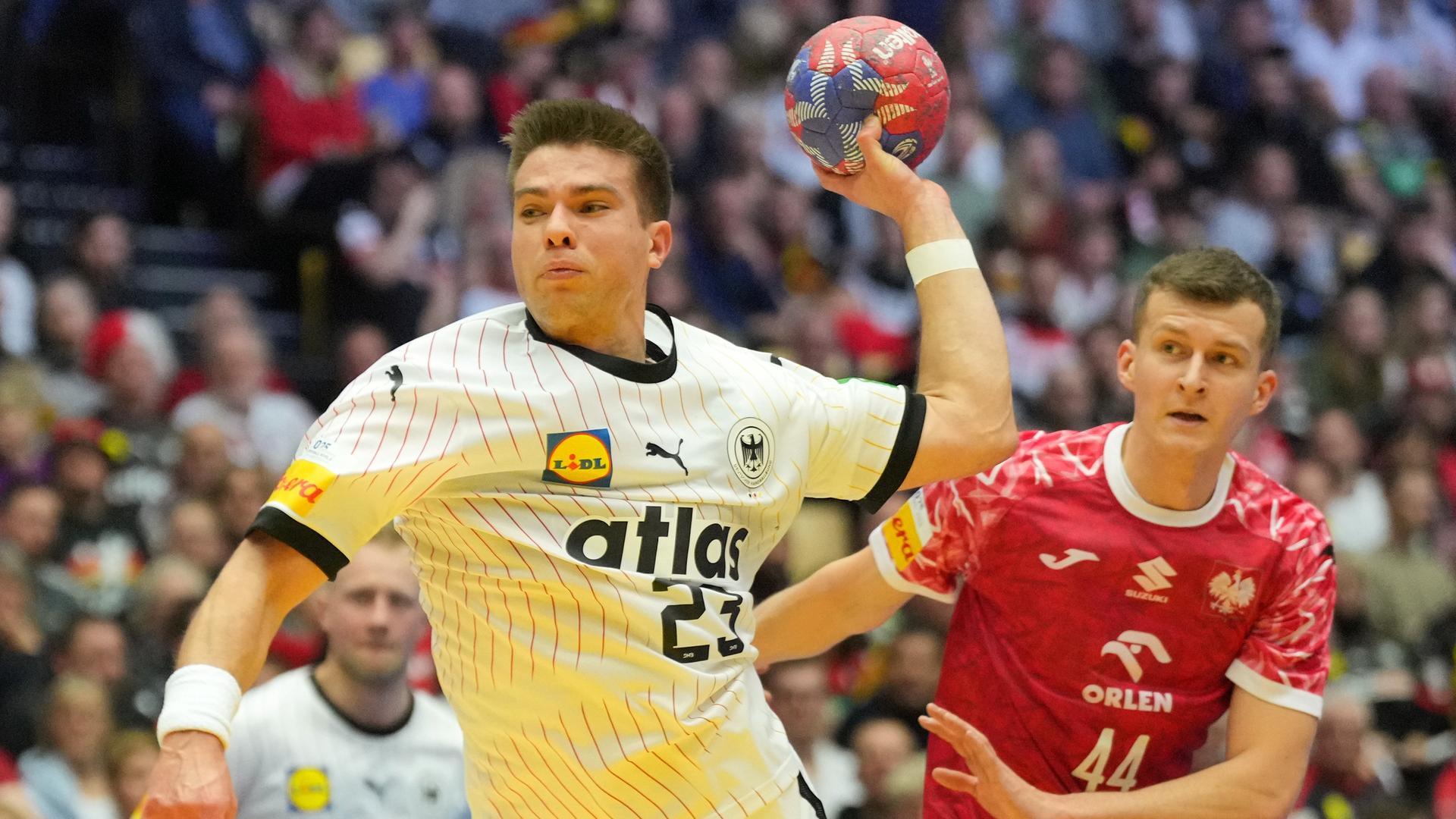 Deutschlands Handballer Renars Uscins wirft den Ball mit dem linken Arm.