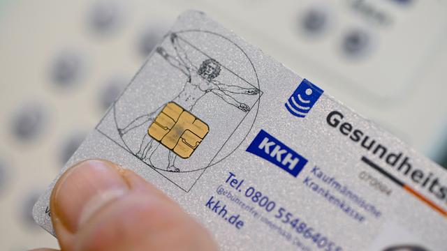 Das Bild zeigt eine Großaufnahme einer elektronischen Gesundheitskarte. Kaufmännischen Krankenkasse