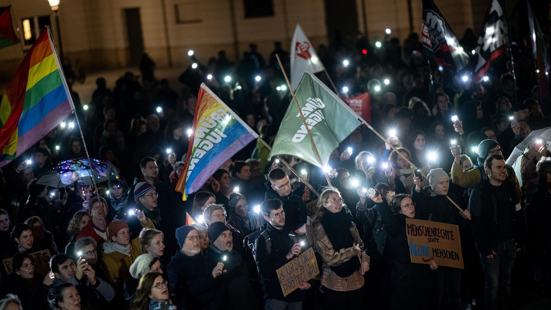 Hunderte Menschen nehmen an einer Demonstration gegen Rechtsextremismus teil.