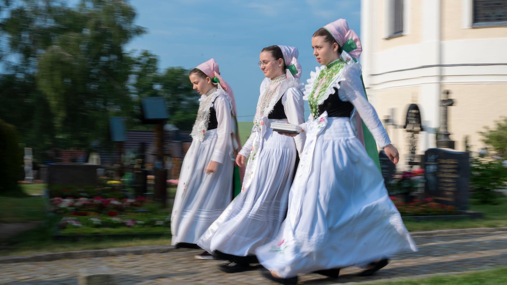 Sorbischen Mädchen in der Tracht einer Druschka kommen zum Fronleichnamsgottesdienst. Das "Hochfest des allerheiligsten Leibes und Blutes Christi" ist in der sorbischen Lausitz ein Feiertag und wird mit Gottesdiensten und Prozessionen gefeiert.