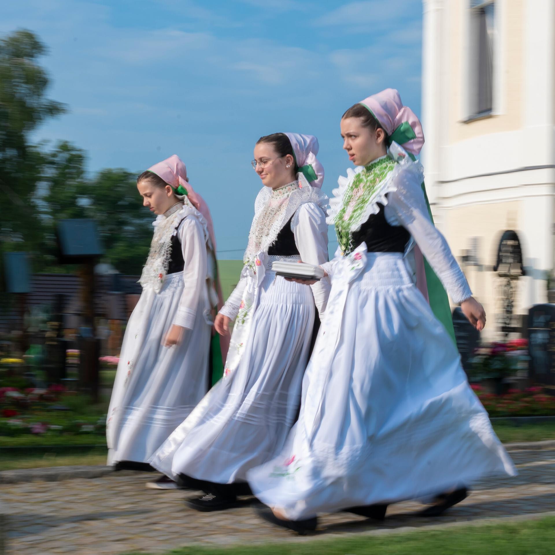 Sorbischen Mädchen in der Tracht einer Druschka kommen zum Fronleichnamsgottesdienst. Das "Hochfest des allerheiligsten Leibes und Blutes Christi" ist in der sorbischen Lausitz ein Feiertag und wird mit Gottesdiensten und Prozessionen gefeiert.