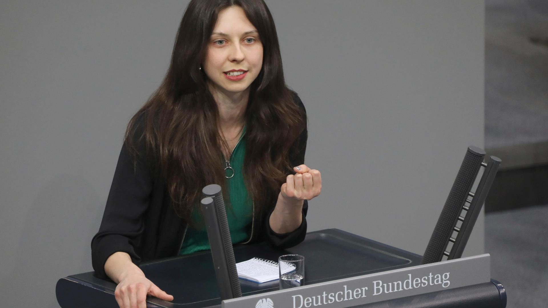 Zoe Mayer am Rednerpult im Bundestag. 