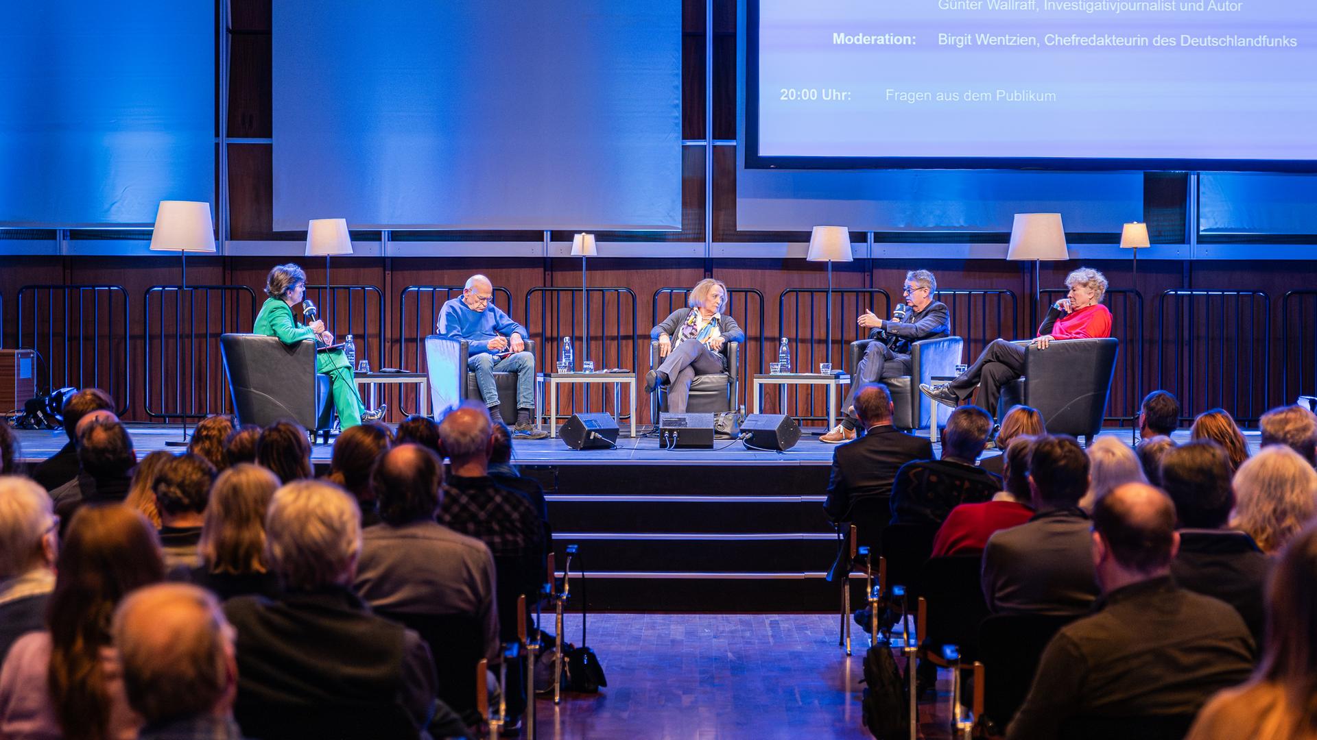Deutschlandfunk-Chefredakteurin Birgit Wentzien, Investigativjournalist Günther Wallraff, Politikerin Sabine Leutheusser-Schnarrenberger, Medienunternehmer Garbor Steingart und Politikwissenschaftlerin Gesine Schwan im Gespräch (v.l.n.r.)