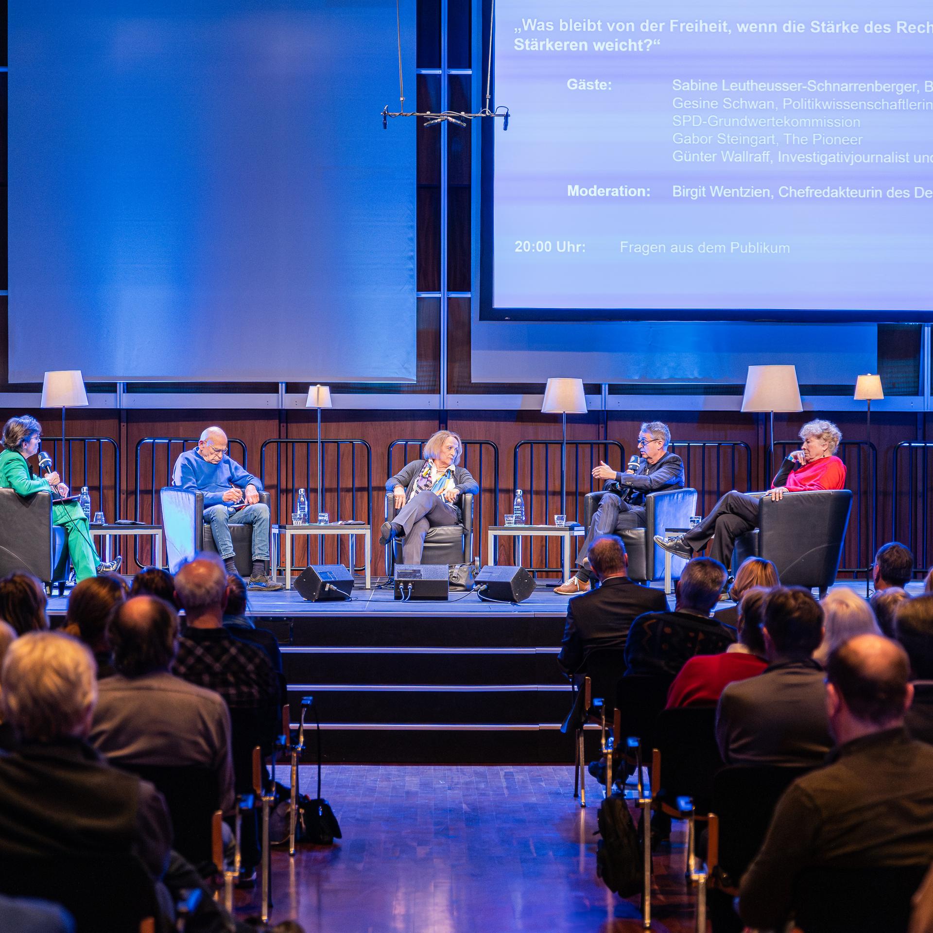 Deutschlandfunk-Chefredakteurin Birgit Wentzien, Investigativjournalist Günther Wallraff, Politikerin Sabine Leutheusser-Schnarrenberger, Medienunternehmer Gabor Steingart und Politikwissenschaftlerin Gesine Schwan im Gespräch (v.l.n.r.)