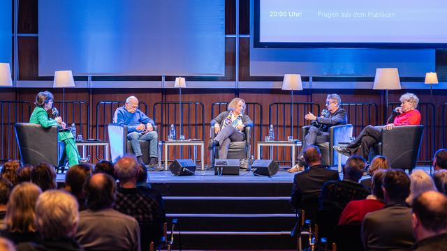 Deutschlandfunk-Chefredakteurin Birgit Wentzien, Investigativjournalist Günther Wallraff, Politikerin Sabine Leutheusser-Schnarrenberger, Medienunternehmer Gabor Steingart und Politikwissenschaftlerin Gesine Schwan im Gespräch (v.l.n.r.)