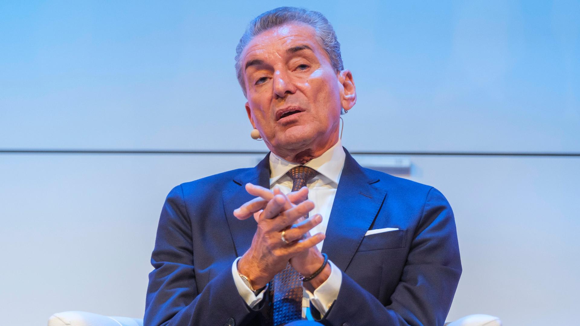 Michel Friedman sitzt mit einem Bügelmikrofon am Kopf auf einer Bühne beim Kölner Literaturfestival