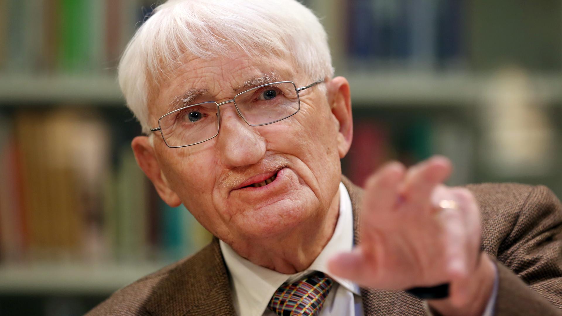 Jürgen Habermas gestikuliert vor einer Bücherwand