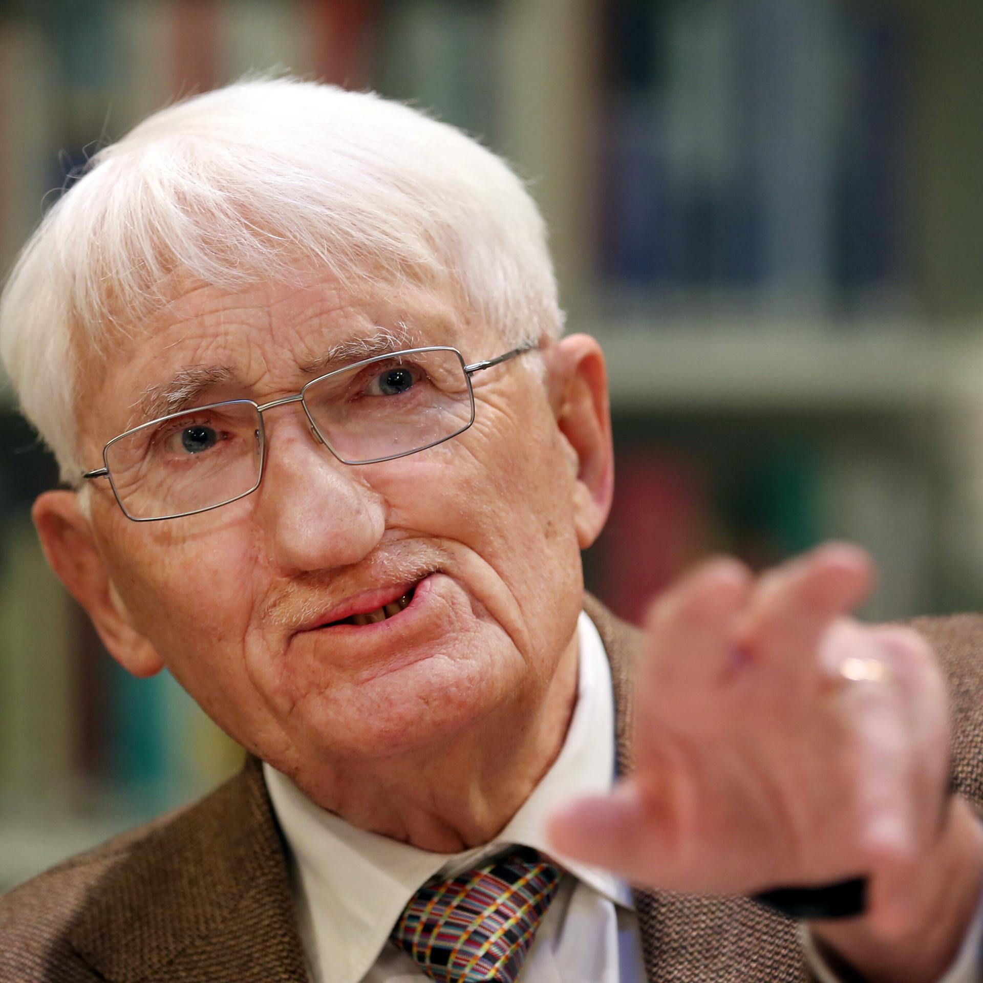 Jürgen Habermas gestikuliert vor einer Bücherwand