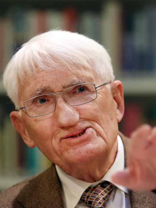 Jürgen Habermas gestikuliert vor einer Bücherwand