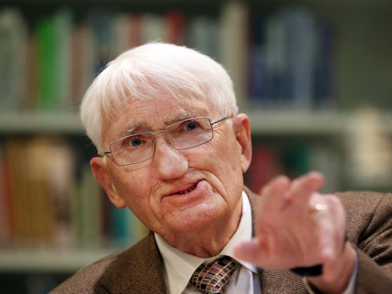 Jürgen Habermas gestikuliert vor einer Bücherwand