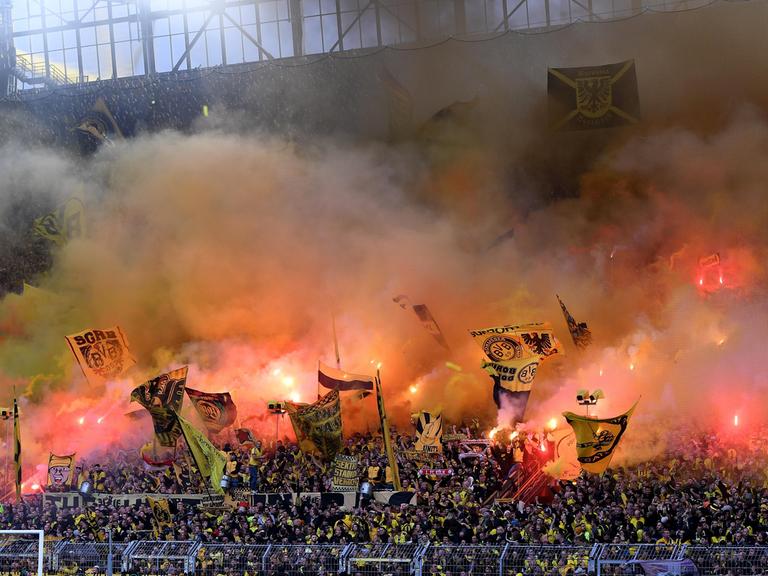 Fußball-Bundesliga: Dortmund-Fans brennen beim Spiel gegen den FC Schalke am 17.09.2022 Pyrotechnik ab.