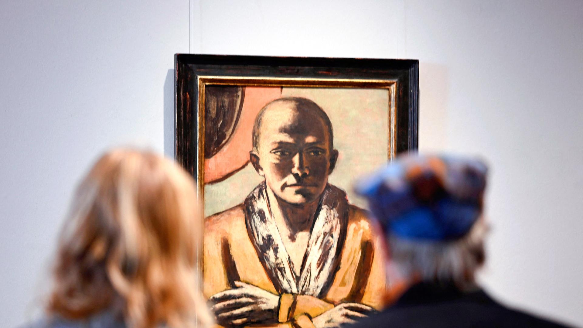 Zwei Menschen betrachten das Gemälde "Selbstbildnis gelb-rosa" von Max Becmann (1884-1950) Zwei Menschen betrachten das Gemälde "Selbstbildnis gelb-rosa" von Max Becmann (1884-1950)