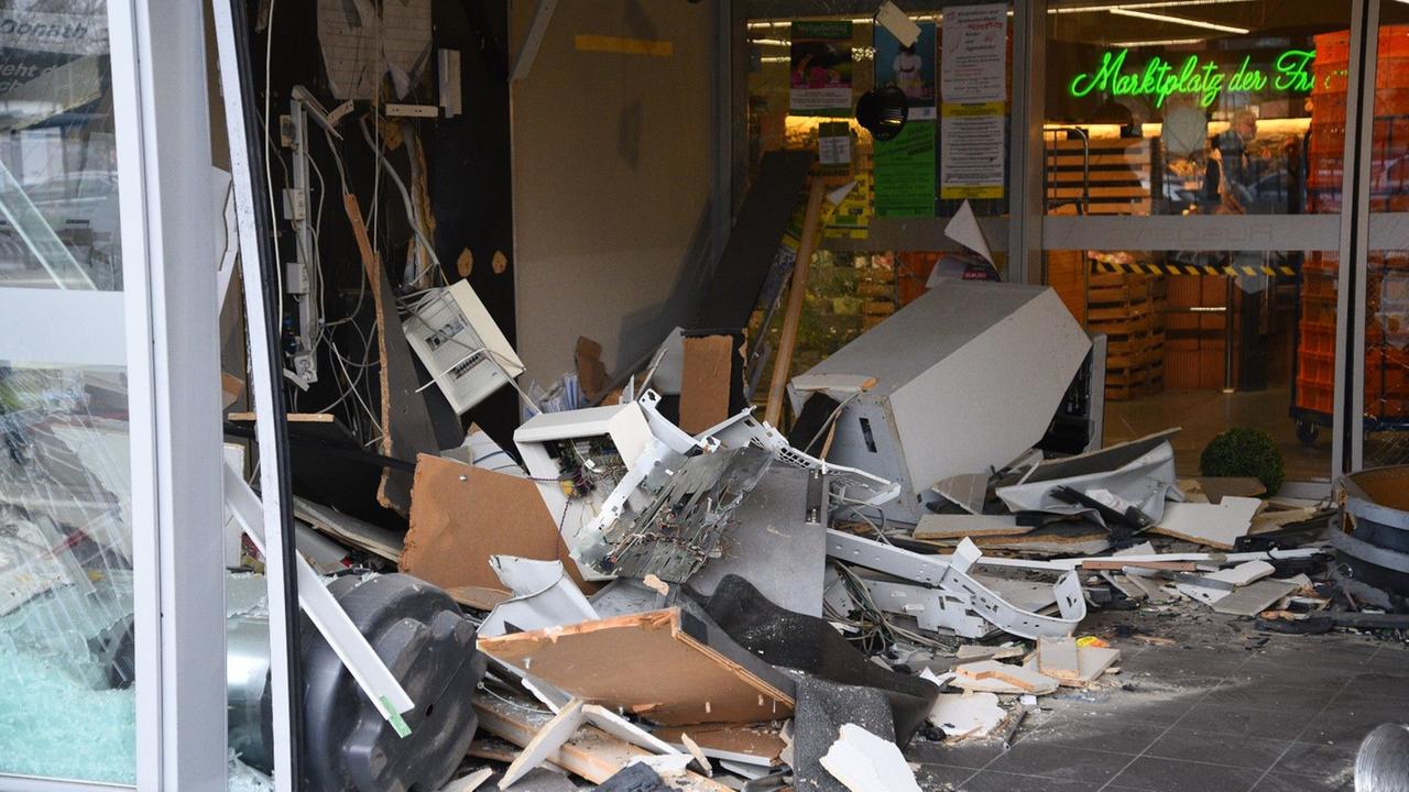 Ein gesprengter Geldautomat in einem Lebensmittelmarkt in Walldorf (Rhein-Neckar-Kreis). Der Automat und die Umgebung sind zerstört, Scheiben sind zerborsten. Ein gesprengter Geldautomat in einem Lebensmittelmarkt in Walldorf (Rhein-Neckar-Kreis). Der Automat und die Umgebung sind zerstört, Scheiben sind zerborsten.