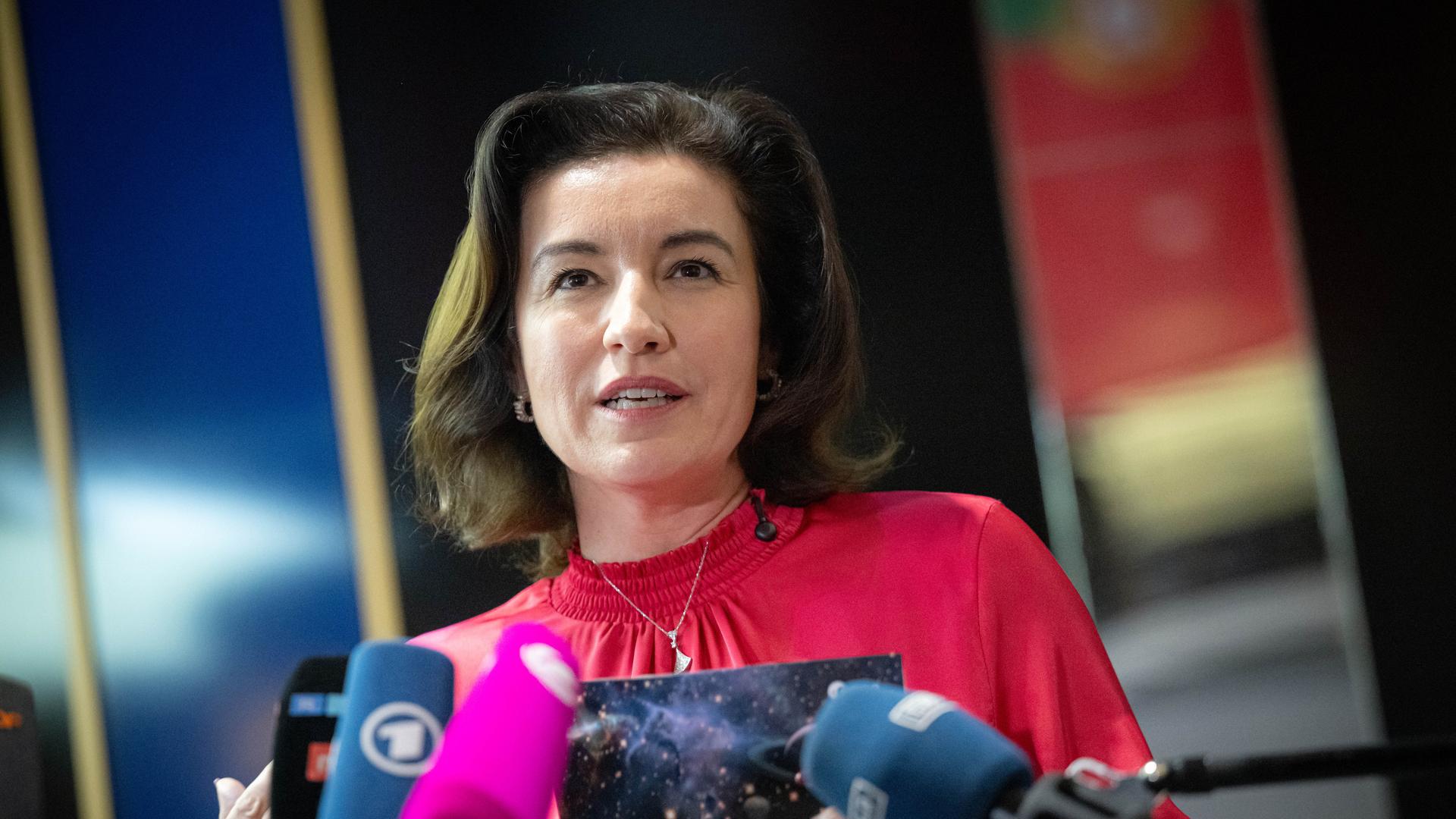 Dorothee Bär spricht bei der Esa-Ministerratstagung in mehrere Mikrofone. 