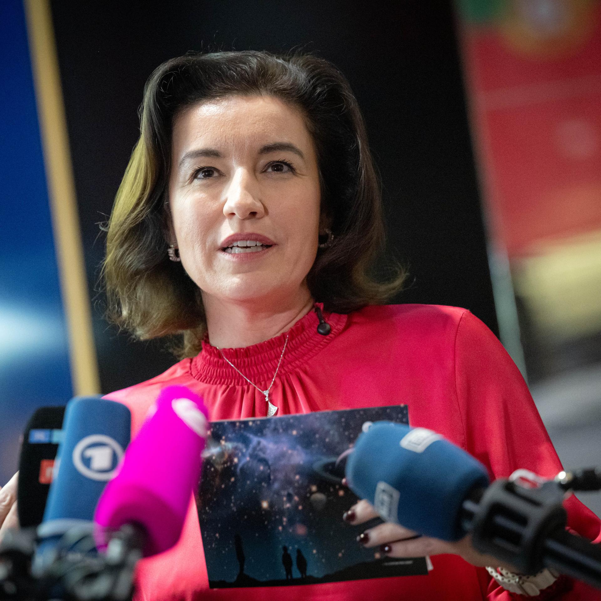 Dorothee Bär spricht bei der Esa-Ministerratstagung in mehrere Mikrofone. 