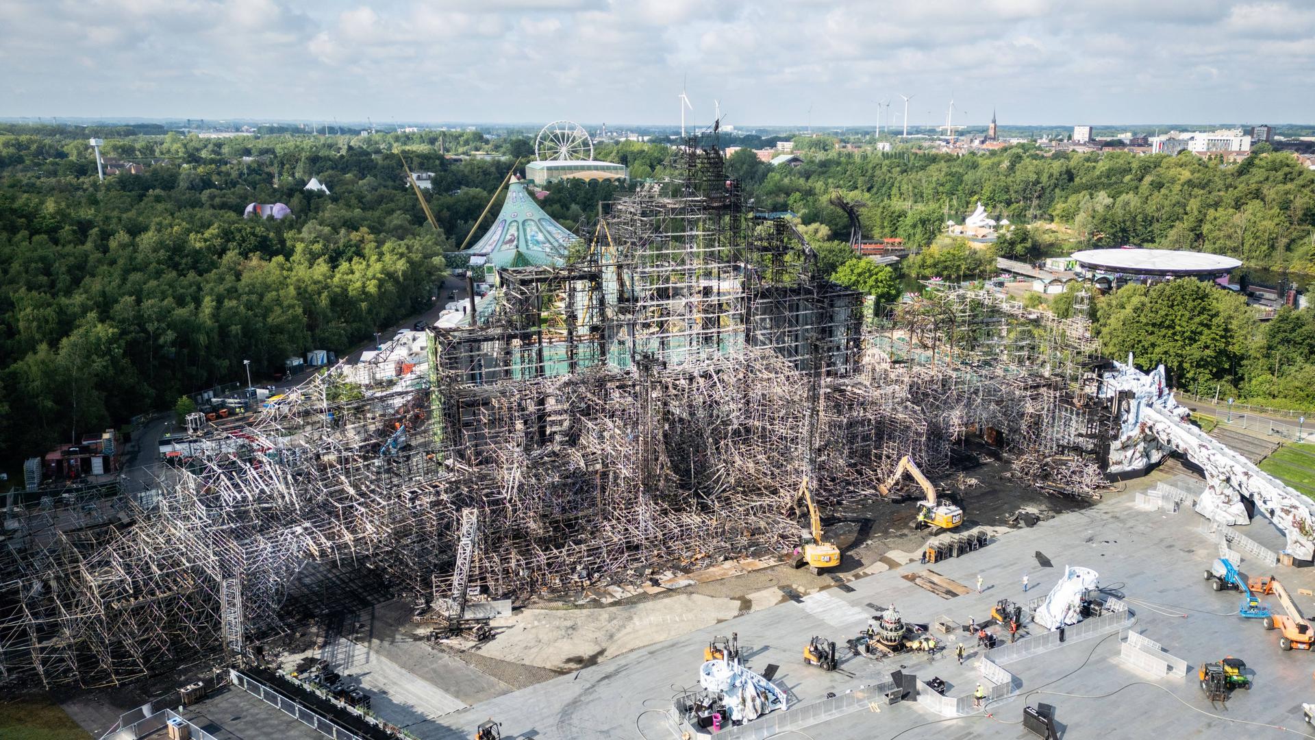 Die Reste der durch ein Feuer zerstörten Bühne des Musikfestivals Tomorrowland. Die Reste der durch ein Feuer zerstörten Bühne des Musikfestivals Tomorrowland.
