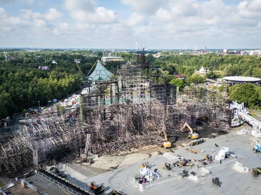 Die Reste der durch ein Feuer zerstörten Bühne des Musikfestivals Tomorrowland.