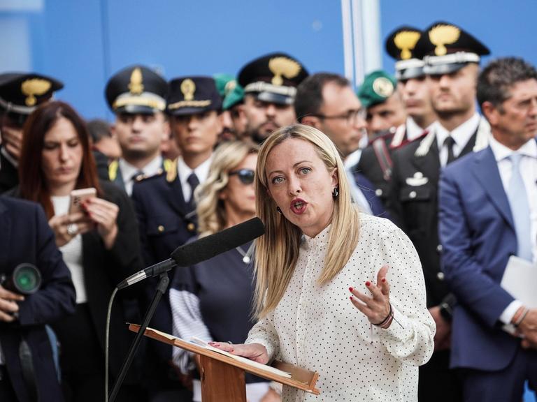 Giiorgia Meloni am 31.08.2023 bei einer Pressekonferenz im Parco Verde in Caivano. Giiorgia Meloni am 31.08.2023 bei einer Pressekonferenz im Parco Verde in Caivano.