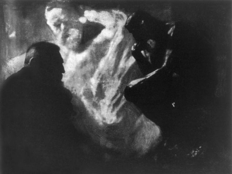 "Rodin - Der Denker" : 1902 fotografierte Edward Steichen den französischen Bildhauer Auguste Rodin in seinem Atelier, vor seiner berühmten Skulptur "Der Denker" mit  Rodins  "Denkmal für Victor Hugo" im Hintergrund.