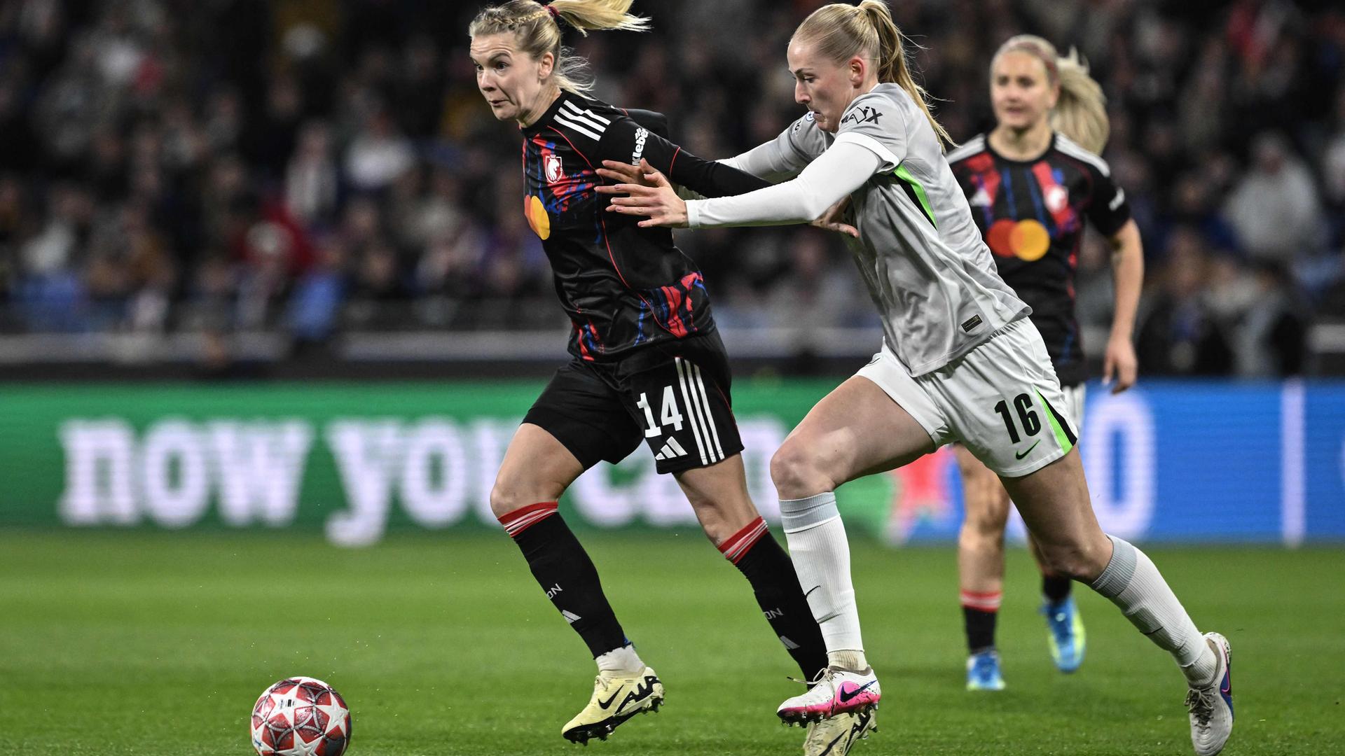 Wolfsburgs Fußballerin Camilla Küver im Duell mit Ada Hegerberg von Olympique Lyon.